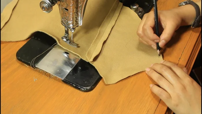 Cosiendo los hinchitos laterales: Cose las tiras para los hinchitos laterales, dobla y cose una línea inclinada para formarlos. Coloca los hinchitos debajo del cuello y a la mitad de la capa.