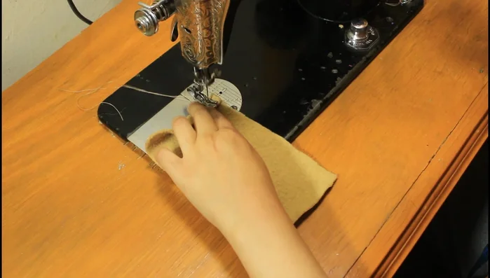 Cosiendo las botas: Coloca el rectángulo alrededor de la patita, cosiendo tres esquinas. Voltea y haz una sobre costura. Une un cintillo en la parte superior de la bota. Coloca el círculo en la base de la bota.