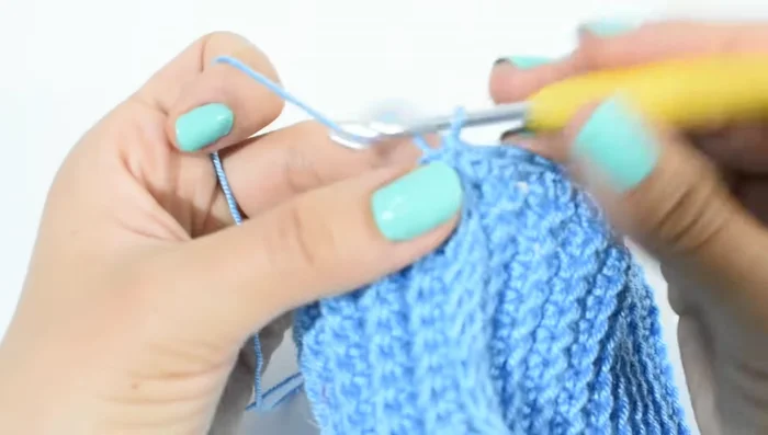 Cuerpo del saquito: Utilizar punto V (2 cadenas, punto alto, cadena, punto alto; saltar un punto, repetir). Repetir hasta la mitad de los puntos (26 puntos en este caso). En la última puntada: punto alto, cadena, dos puntos altos.