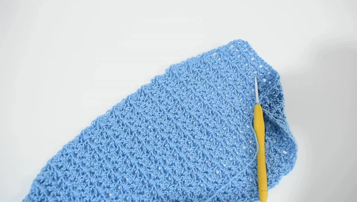 Vuelta de puntos bajos: Una vez terminadas las disminuciones, hacer una vuelta de puntos bajos (2 puntos bajos por cada punto alto).