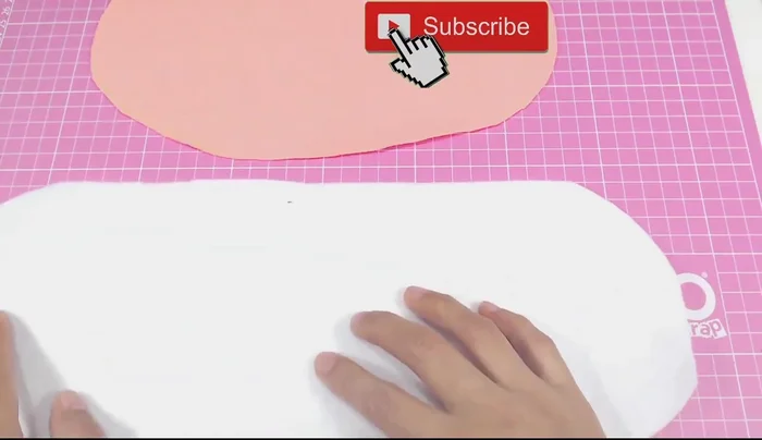 Cortar un rectángulo de fieltro de color blanco (ajustar medidas según el tamaño de la mascota; 38 cm de largo x 13-14 cm de ancho para chihuahua). Redondear los extremos del rectángulo.