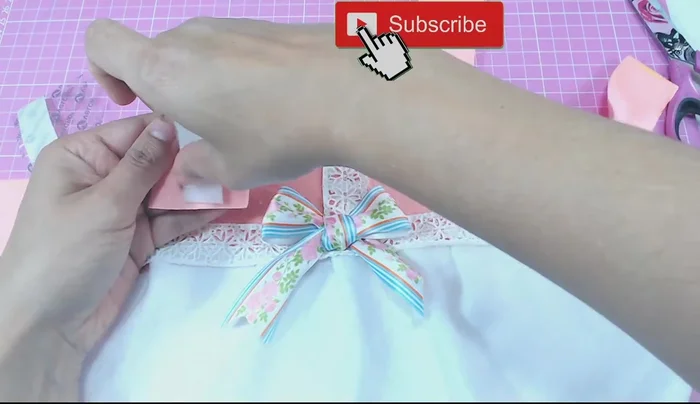 Colocar el velcro en la parte posterior del vestido para cierre.