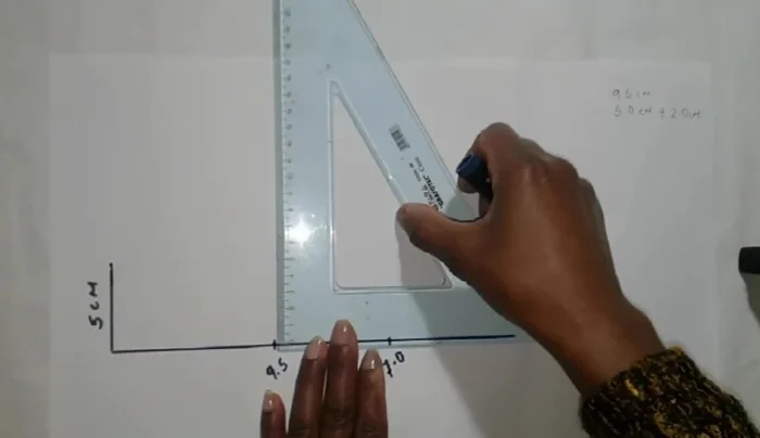 Unir el primer punto (6 cm) con el punto inferior de la línea vertical. Dibujar una línea vertical que pase por el segundo punto (8 cm) y extenderla hacia arriba 7 centímetros.