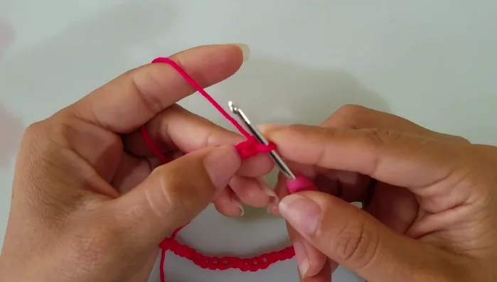 Tejer una vuelta de puntos altos en cada punto, comenzando en el segundo punto de la cadena.