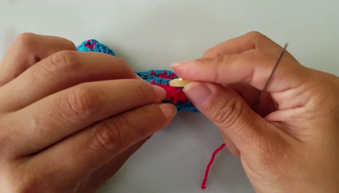 Agregar un botón o broche para ajustar el collar.