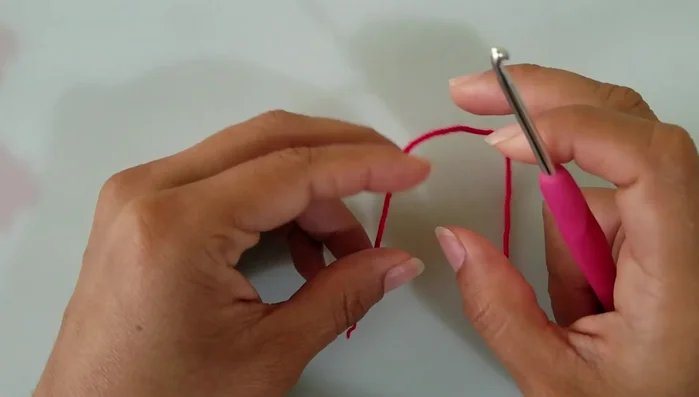 Realizar cadenetas hasta alcanzar la medida deseada (58 cadenetas en este caso).