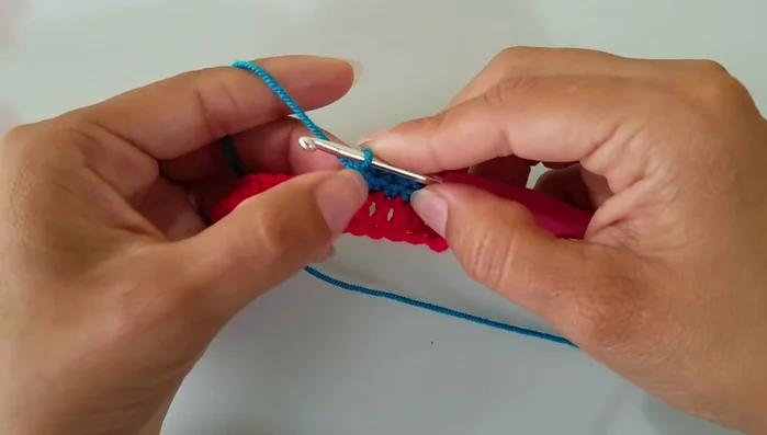 En el último punto, tejer 5 puntos para formar un pequeño remate.