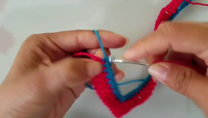 En el último punto, tejer 5 puntos para formar un pequeño remate.