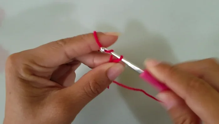 Realizar cadenetas hasta alcanzar la medida deseada (58 cadenetas en este caso).