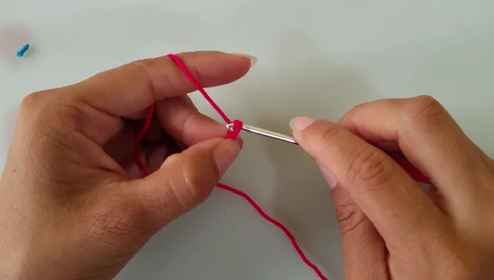 Realizar un lazo de 9 cadenetas + 7cm de alto con puntos bajos.