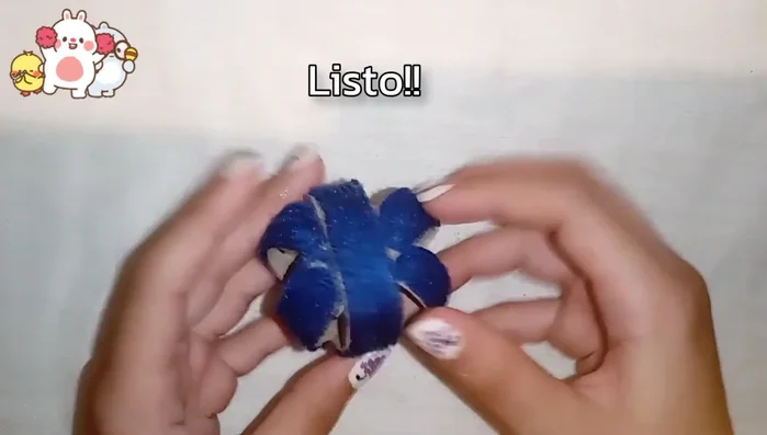 Añadir el relleno: Crear una pequeña bola con papel de aluminio e introducirla dentro de la pelota de lana.