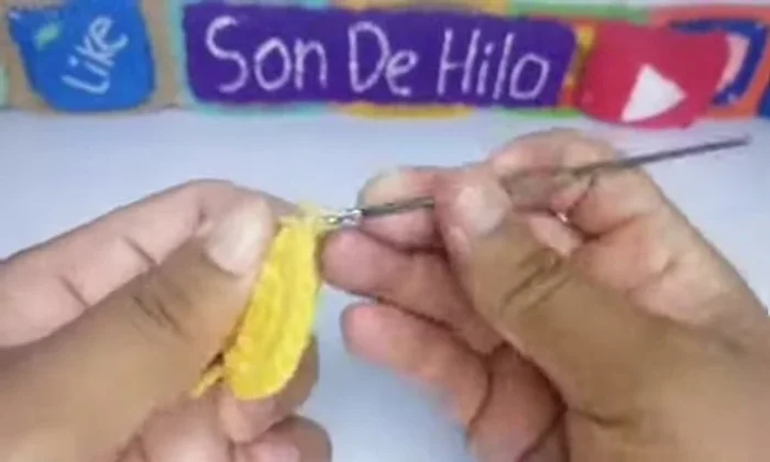 Vueltas 4 a 6: tejer sin aumentos.