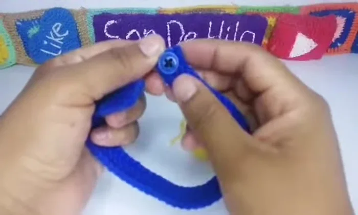 Unir las piezas, colocar el botón y ajustar el collar.