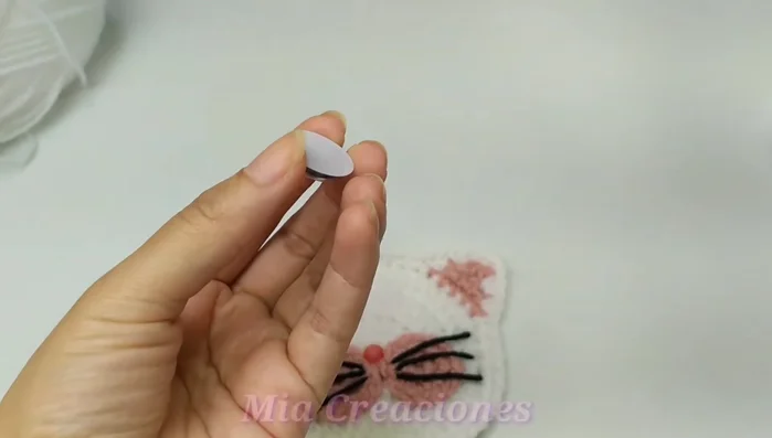 Pegar los ojos con silicona.