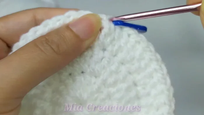 Tejer las orejas: Cambiar a otro color de lana. Tejer 5 puntos bajos, disminuir en la siguiente fila hasta cerrar el punto.