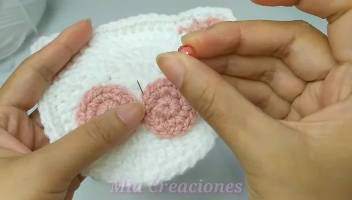 Colocar la nariz (una mostacilla) y los bigotes (con lana negra).