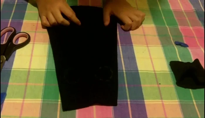 Probar la ropa en el perro para ajustar el tamaño.