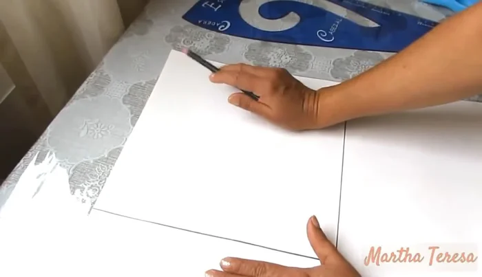 Sección del cuello: Divide la mitad de la medida del contorno del cuello en tres partes iguales. Utiliza dos de esas partes para la parte posterior del cuello y una para la parte delantera.