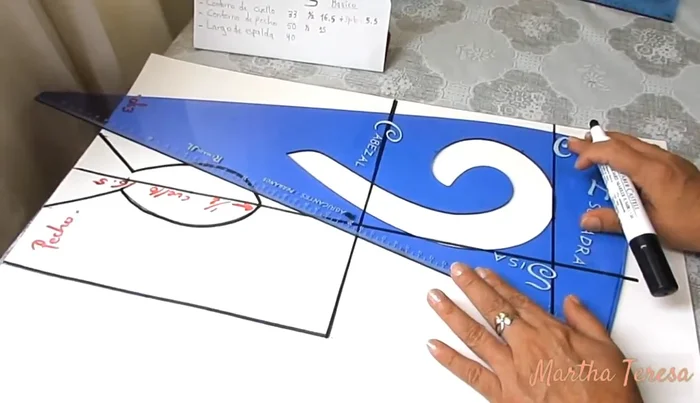 Forma de la espalda y el pecho: Para las prendas con polera, crea una ligera curva en la parte superior de la espalda. Para el pecho, puedes optar por una línea recta o ligeramente curva.