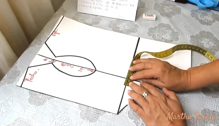 Ajustes para la cintura: Reduce la medida en la zona de la cintura (de 1 a 1.5 cm) para un mejor ajuste.