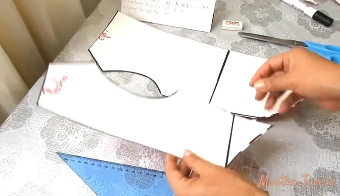 Unión de las piezas: Une las piezas de la espalda y el pecho, ajustando la curva de la sisa para un mejor calce.