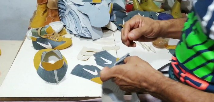 Colocar la talonera: Se añade la talonera en la parte trasera del zapato.