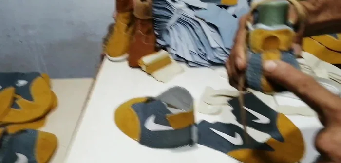 Colocar la talonera: Se añade la talonera en la parte trasera del zapato.