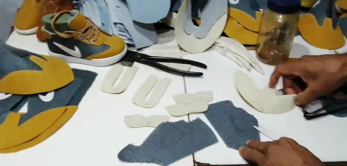 Preparación de las piezas: Se obtienen los patrones del canal de YouTube y se cortan las piezas laterales, el adorno (en forma de pipa), la puntera, y el talón.