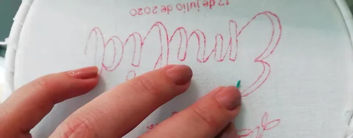 Rellenar las letras con el punto tallo, manteniendo la dirección del hilo consistente para un acabado limpio. Se puede usar dos hebras para un efecto más grueso.