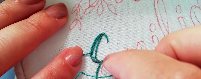 Rellenar las letras con el punto tallo, manteniendo la dirección del hilo consistente para un acabado limpio. Se puede usar dos hebras para un efecto más grueso.