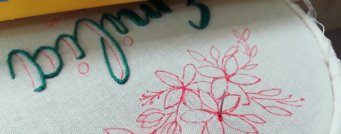 Bordar los elementos decorativos (flores, hojas, etc.) usando el punto partido o punto atrás, ajustando la cantidad de hebras según el grosor deseado. 