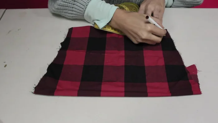 Agregar cierre al corbatín: Coser un trozo de velcro a cada extremo de una tira larga de tela (aprox. 4 cm de ancho). Unir a los extremos del corbatín, asegurándose que el velcro quede hacia afuera.