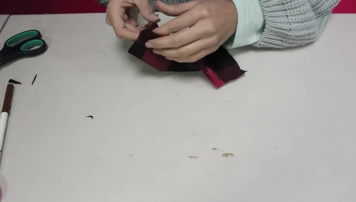 Agregar cierre al corbatín: Coser un trozo de velcro a cada extremo de una tira larga de tela (aprox. 4 cm de ancho). Unir a los extremos del corbatín, asegurándose que el velcro quede hacia afuera.