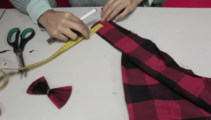 Agregar cierre al corbatín: Coser un trozo de velcro a cada extremo de una tira larga de tela (aprox. 4 cm de ancho). Unir a los extremos del corbatín, asegurándose que el velcro quede hacia afuera.