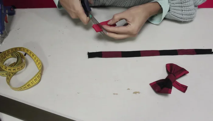 Agregar cierre al corbatín: Coser un trozo de velcro a cada extremo de una tira larga de tela (aprox. 4 cm de ancho). Unir a los extremos del corbatín, asegurándose que el velcro quede hacia afuera.