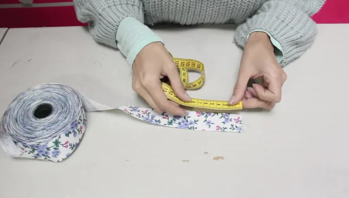 Añadir la pinza o elástico: Pegar una pinza para el pelo o un elástico con silicona caliente a la parte trasera del moño.