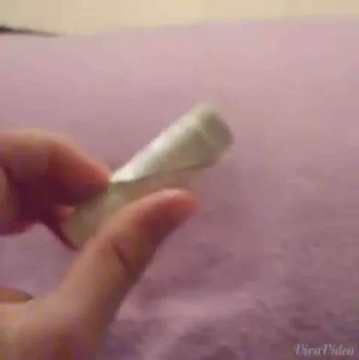 Comenzar por la punta del hilo y colocarlo en la aguja.