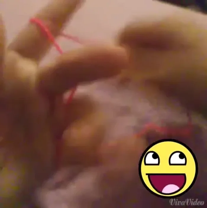 Tejer dos piezas iguales de aproximadamente un metro de largo (o la longitud deseada dependiendo de la cantidad de hilo utilizada).