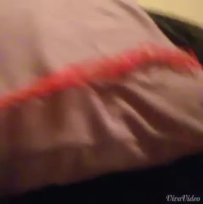 Tejer dos piezas iguales de aproximadamente un metro de largo (o la longitud deseada dependiendo de la cantidad de hilo utilizada).