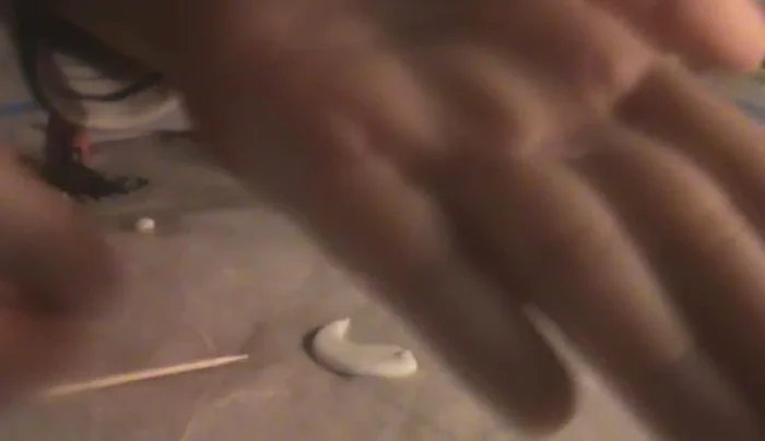 Hacer los ojos con pasta (o utilizar un palillo para crearlos). Pegarlos con pegamento y un palillo.