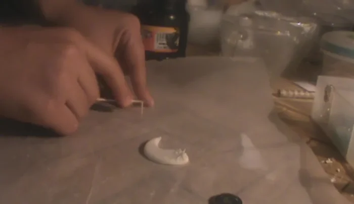 Hacer los ojos con pasta (o utilizar un palillo para crearlos). Pegarlos con pegamento y un palillo.