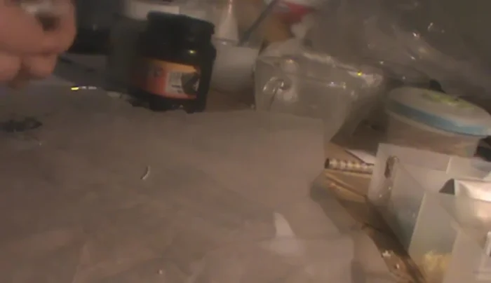 Utilizar alambre especial (o alambre común con pinzas) para crear un aro y fijarlo al dije. Finalmente, agregar la cadena.