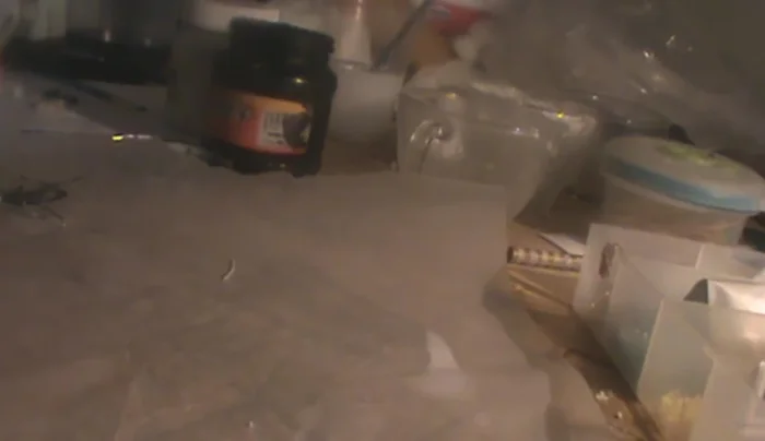 Utilizar alambre especial (o alambre común con pinzas) para crear un aro y fijarlo al dije. Finalmente, agregar la cadena.