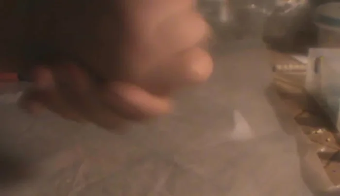 Acomodar los bordes del dije, asegurándose de que no queden imperfecciones.