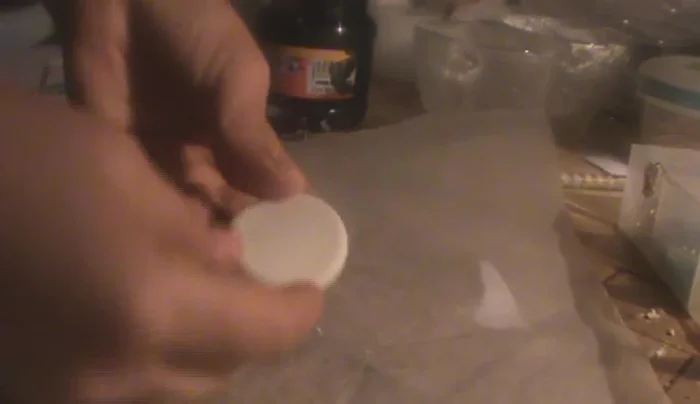 Acomodar los bordes del dije, asegurándose de que no queden imperfecciones.