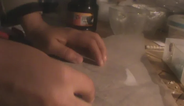 Acomodar los bordes del dije, asegurándose de que no queden imperfecciones.