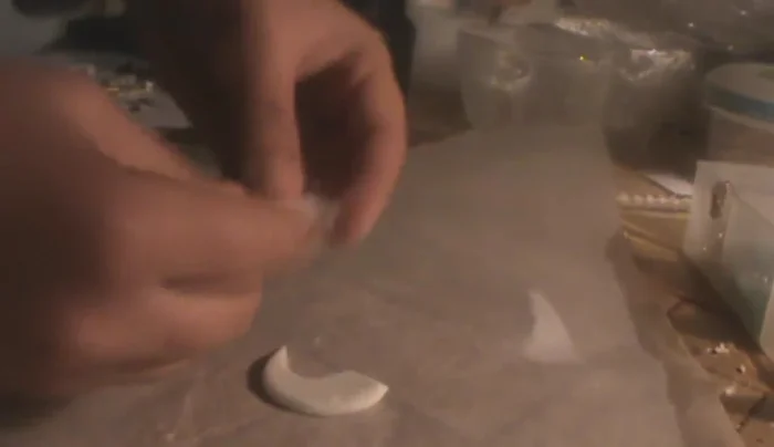 Acomodar los bordes del dije, asegurándose de que no queden imperfecciones.