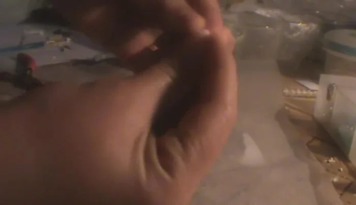 Hacer los ojos con pasta (o utilizar un palillo para crearlos). Pegarlos con pegamento y un palillo.