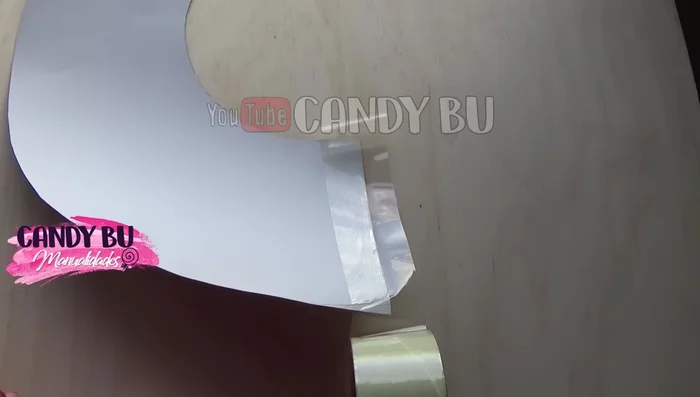 Corta el exceso de cinta y ajusta el largo del collar si es necesario, asegurándote de que tu mascota pueda comer y beber cómodamente.