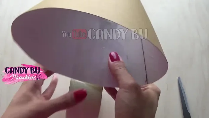 Forra todo el collar con cinta transparente para hacerlo resistente al agua.